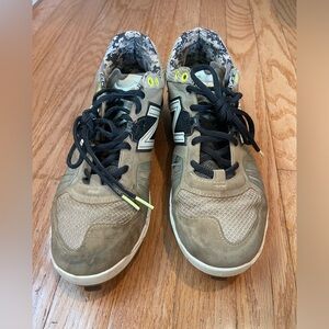 New Balance metal baseball Cleats Men's
Size 8.5